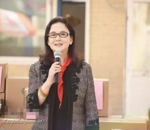 Không chỉ giỏi kinh doanh, nữ diễn viên còn rất chăm làm từ thiện. Bà từng xây dựng 105 trường tiểu học, giúp hơn 120 nghìn trẻ em nghèo có cơ hội đi học. Ảnh: Changchunguomao.