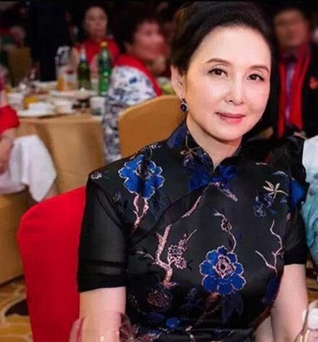 Sau hơn 30 năm vắng bóng khỏi giới giải trí, Khâu Bội Ninh khiến nhiều người phải ngưỡng mộ với hình ảnh một doanh nhân thành đạt. Bà hiện là chủ tịch một tập đoàn lớn và sở hữu khối tài sản khủng. Ảnh: QQ.