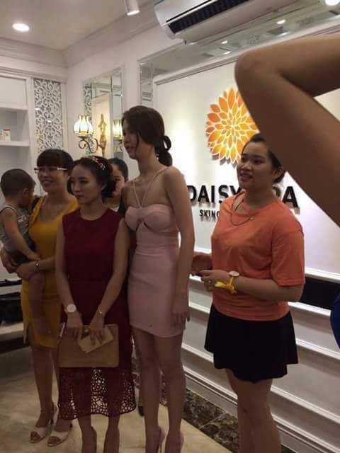 Status trên từng được "nữ hoàng nội y" sử dụng sau khi bị dân mạng "dìm hàng" bằng việc chụp lại những bức ảnh đời thường của cô và tung lên mạng.