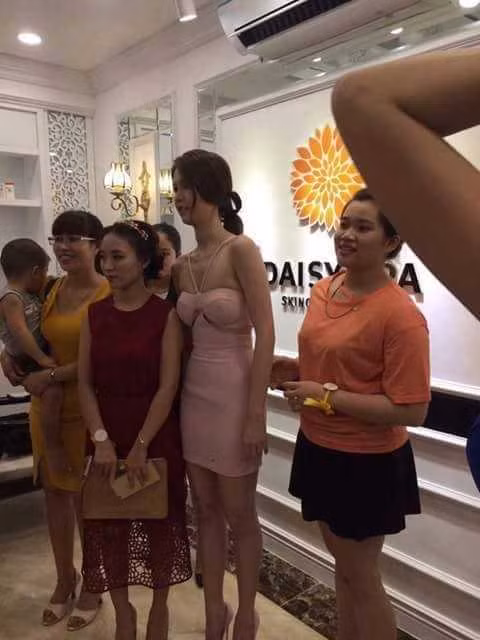 Status trên từng được "nữ hoàng nội y" sử dụng sau khi bị dân mạng "dìm hàng" bằng việc chụp lại những bức ảnh đời thường của cô và tung lên mạng.