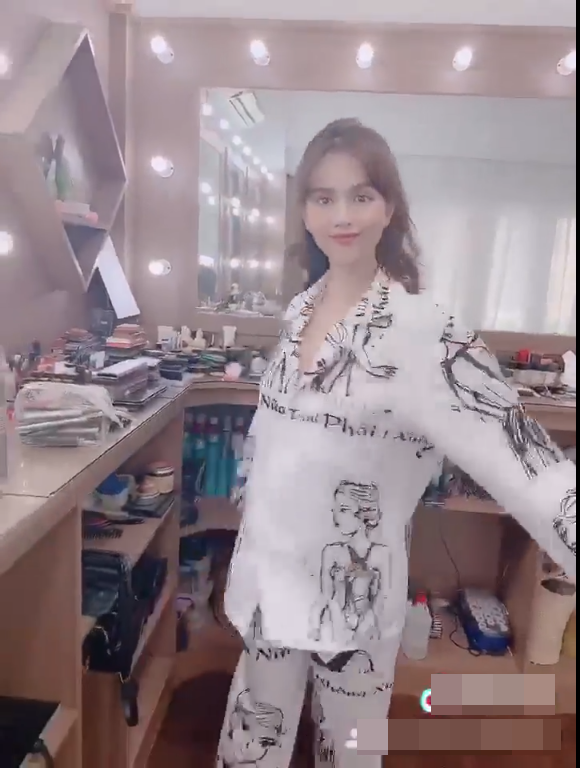 Việc cô diện bộ đồ ngủ tái hiện chiếc váy dự Cannes hay nhắc lại phát ngôn "Không tiền cạp đất mà ăn" từng gây bão dường như là một sự thách thức với dư luận.