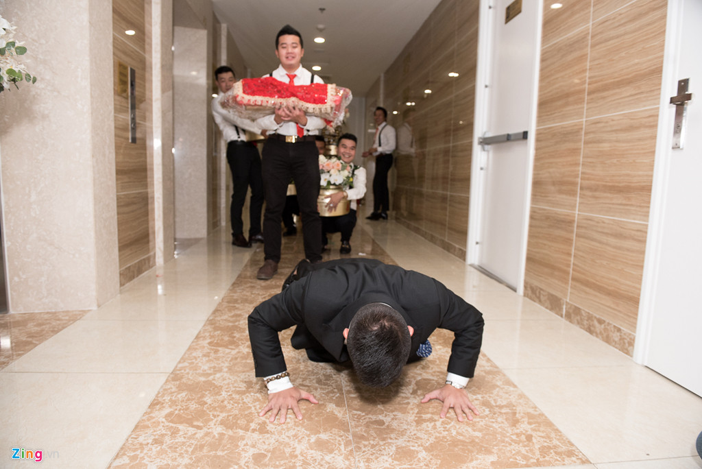 Trước khi vào nhà gái, chú rể phải vượt qua thử thách của đội phù rể. Theo đó, bạn bè yêu cầu ông xã Giang Hồng Ngọc hít đất nhiều lần mới được vào đón dâu. Chú rể chứng tỏ sức bền bỉ khi hít đất liên tục 50 lần.