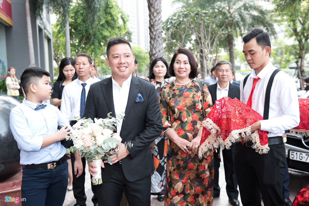 Từ 9h sáng, gia đình chú rể có mặt tại nhà Giang Hồng Ngọc, chuẩn bị nghi lễ rước dâu.