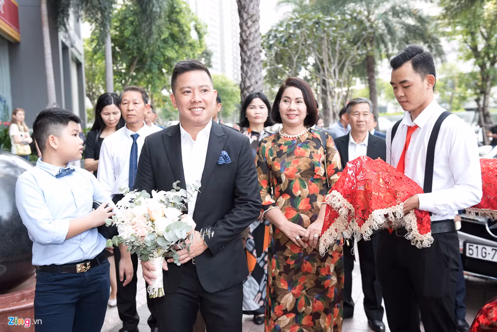 Từ 9h sáng, gia đình chú rể có mặt tại nhà Giang Hồng Ngọc, chuẩn bị nghi lễ rước dâu.