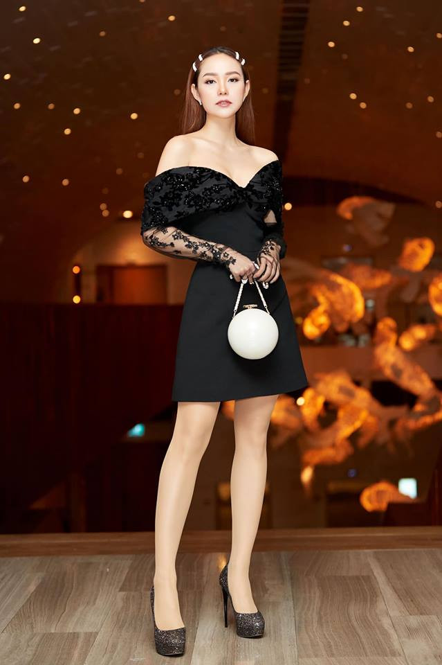 Minh Hằng quyến rũ "chết người" trong bộ đầm đen hở vai, khoe vòng 1 hững hờ.