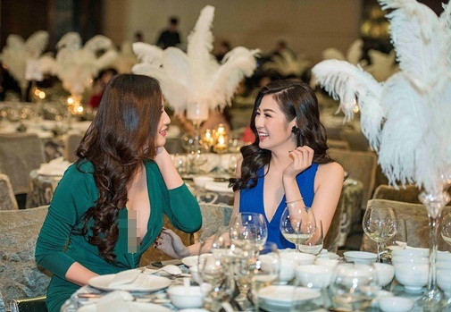 Diện trang phục khoe vòng 1, nên mỗi lần chụp nghiêng, Mai Phương Thúy suýt gặp phải sự cố "lộ hàng". Ảnh: Dân Việt.