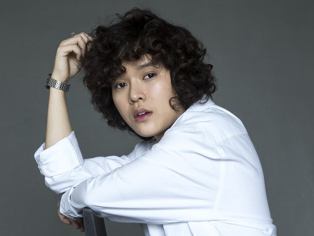 Sau sự việc chưa có hồi kết này, nhiều sao Việt lên tiếng bày tỏ sự bức xúc trước thông tin liên quan đến vụ bạo hành. Theo đó, Tiên Tiên chia sẻ trên trang cá nhân: "Con hư thì để bố mẹ dạy, người có tri thức không nên giáo dục bằng bạo lực. Sự đau đớn thể xác đôi khi chẳng mang lại kết quả mong muốn mà càng làm người bị bạo hành thêm ngang ngược. Có đòn roi cũng chỉ giới hạn vào mông vào tay, chả ai lại nện vào đầu vào mặt. Khi đó không thần kinh cũng hoá thần kinh".