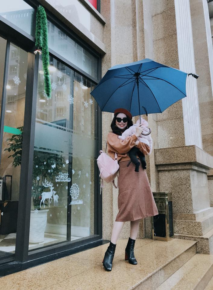 Hối hận vì đã phá bỏ đứa con đầu lòng, Top 10 Siêu mẫu Việt Nam quyết tâm mang thai lại. Cô chỉ công khai làm mẹ đơn thân sau khi tiết lộ đã bí mật sinh con gái vào tháng 8/2018. Trà Ngọc Hằng quyết định giấu kín danh tính bố của con gái. Ảnh: FBNV.