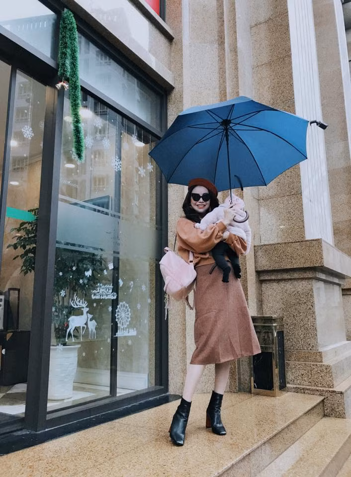 Hối hận vì đã phá bỏ đứa con đầu lòng, Top 10 Siêu mẫu Việt Nam quyết tâm mang thai lại. Cô chỉ công khai làm mẹ đơn thân sau khi tiết lộ đã bí mật sinh con gái vào tháng 8/2018. Trà Ngọc Hằng quyết định giấu kín danh tính bố của con gái. Ảnh: FBNV.