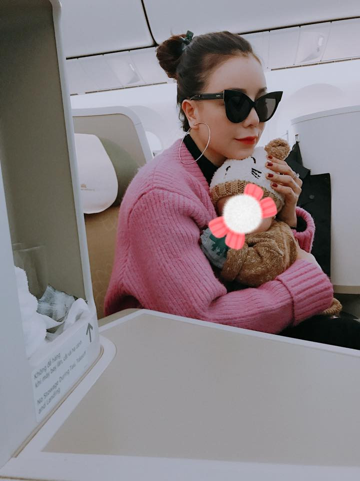 Không chỉ ép bạn gái phá thai, người đàn ông mà Trà Ngọc Hằng tin tưởng trao trọn thân xác còn phũ phàng đến nỗi nhờ chủ nhà đòi lại căn hộ mà anh đã mua cho Trà Ngọc Hằng trước đó. Cuộc tình với người đàn ông từng có vợ kéo dài 2 năm kết thúc, chân dài ra đi với 2 bàn tay trắng.