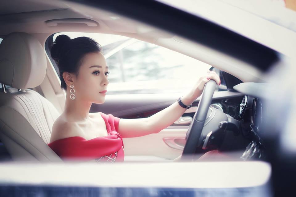 Chia sẻ về chuyện tình cảm, "Quỳnh búp bê" cho biết trên Zing rằng, cô có hai mối tình sâu đậm. Mối tình đầu kéo dài 4 năm. Cô yêu anh vì bản lĩnh và tư duy độc lập, trưởng thành. Nhưng thời gian đó, bạn trai doanh nhân cũng gặp biến cố về tài chính. Khi chia tay vào năm 2016, Phương Oanh “trắng tay” đúng nghĩa, mất những tháng ngày thanh xuân đẹp nhất, và không nhận một chút vật chất nào. Cô làm lại từ đầu, như thuở 23.