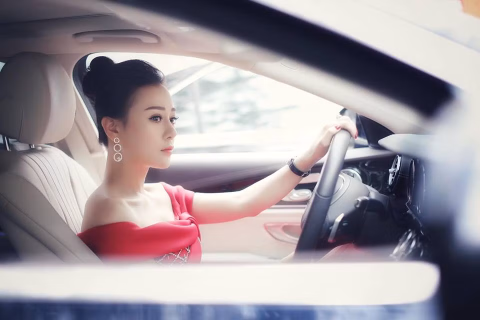 Chia sẻ về chuyện tình cảm, "Quỳnh búp bê" cho biết trên Zing rằng, cô có hai mối tình sâu đậm. Mối tình đầu kéo dài 4 năm. Cô yêu anh vì bản lĩnh và tư duy độc lập, trưởng thành. Nhưng thời gian đó, bạn trai doanh nhân cũng gặp biến cố về tài chính. Khi chia tay vào năm 2016, Phương Oanh “trắng tay” đúng nghĩa, mất những tháng ngày thanh xuân đẹp nhất, và không nhận một chút vật chất nào. Cô làm lại từ đầu, như thuở 23.