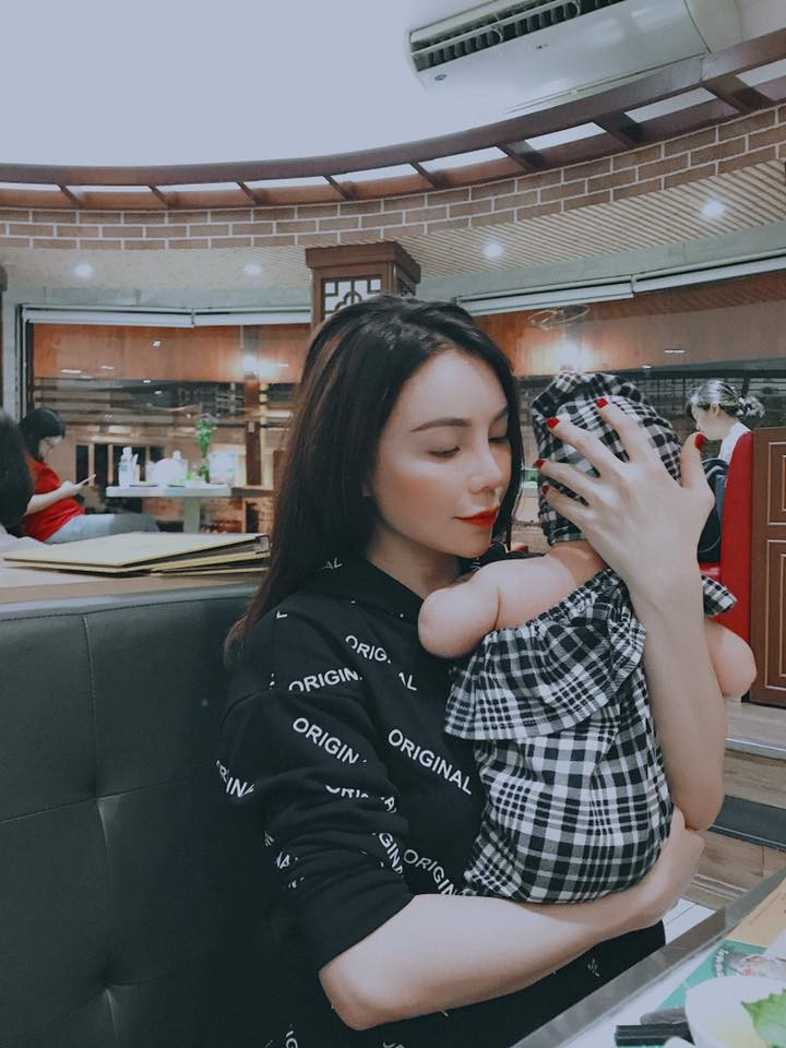 Hoa khôi đất Mũi Cà Mau Trà Ngọc Hằng không ít lần khiến dư luận hoang mang với chuyện tình cảm đẫm nước mắt của mình. Mỹ nữ họ Trà bất ngờ tiết lộ nỗi buồn từng bị bại trai đại gia bắt phá bỏ đứa con chung mà cô mang trong bụng.