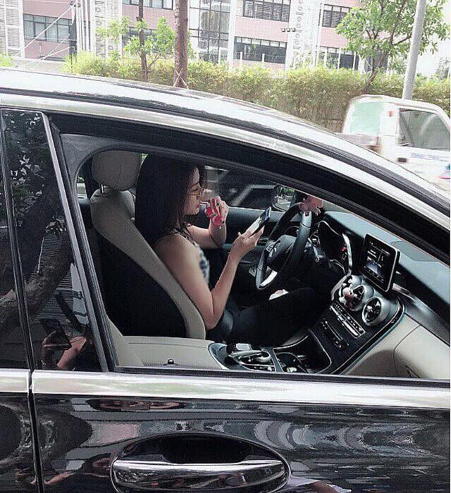 Người đẹp còn thường xuyên đăng ảnh cuộc sống sang chảnh trên Facebook với xe sang, hàng hiệu cùng những chuyến nghỉ dưỡng đắt đỏ.