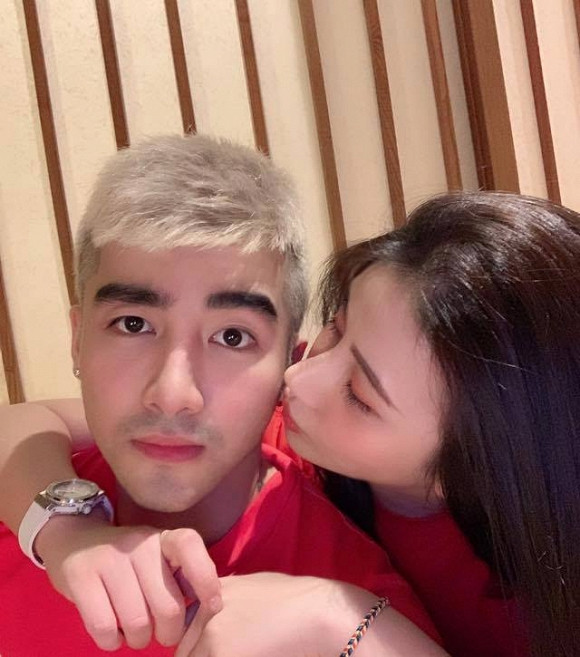 Khá kín tiếng trong chuyện tình cảm nhưng mới đây, Á hậu Sắc đẹp Việt toàn cầu 2017 bất ngờ đăng ảnh tình tứ bên một chàng trai lạ mặt khá điển trai.