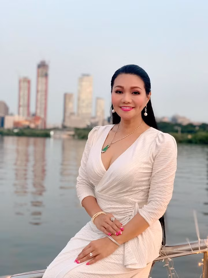 Ngọc Huyền đẹp mặn mà ở tuổi 49. Chị vẫn giữ được nụ cười má lúm mang "thương hiệu" của riêng mình.