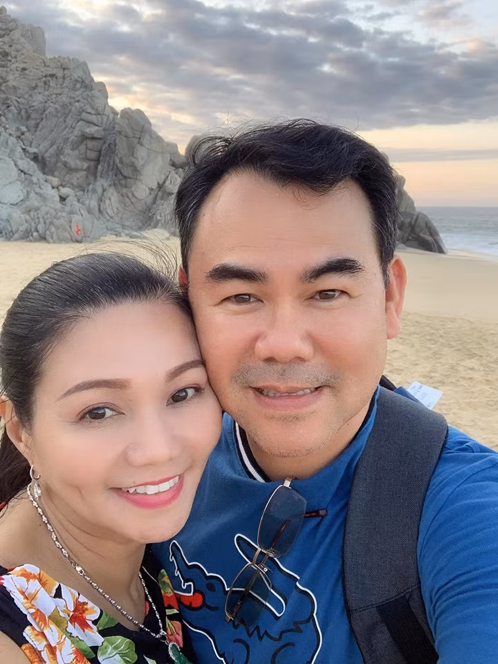 Dù vậy, ông xã của Ngọc Huyền luôn ủng hộ vợ trong sự nghiệp. Là sĩ quan Mỹ nhưng hiện đã về hưu, ông xã Ngọc Huyền dành nhiều thời gian hơn chăm sóc cho gia đình để vợ có cơ hội về Việt Nam ca hát.