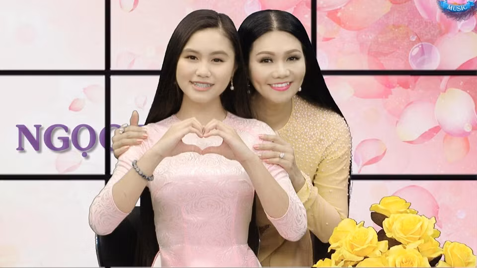 Ngọc Huyền và ông xã có với nhau hai người con, 1 trai và 1 gái. Hà Tiên - cô con gái lớn 16 tuổi của nữ NSƯT cũng được thừa hưởng gien nghệ thuật từ mẹ và bà nội. Ngoài ca hát, cô bé còn có năng khiếu sáng tác, nhảy và vẽ...