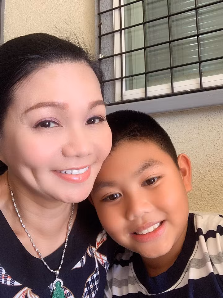 Nữ nghệ sĩ thường xuyên khoe hình ảnh bên hai con lớn phổng phao, thông minh và ngoan ngoãn.