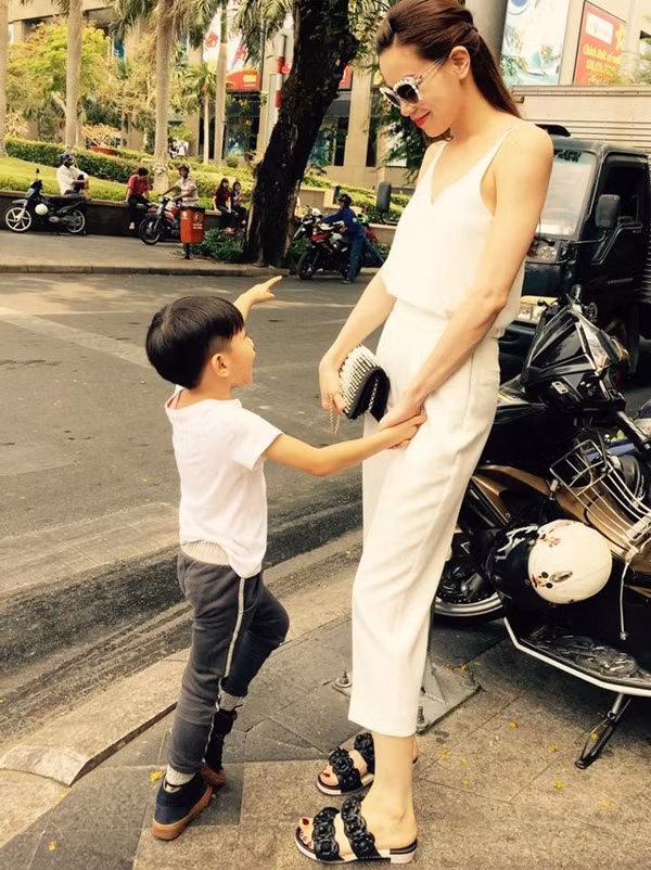 Bận rộn với công việc và thường xuyên phải đi lưu diễn xa nhà nên mỗi khi có thời gian rảnh là Hồ Ngọc Hà lại dành thời gian cho con.