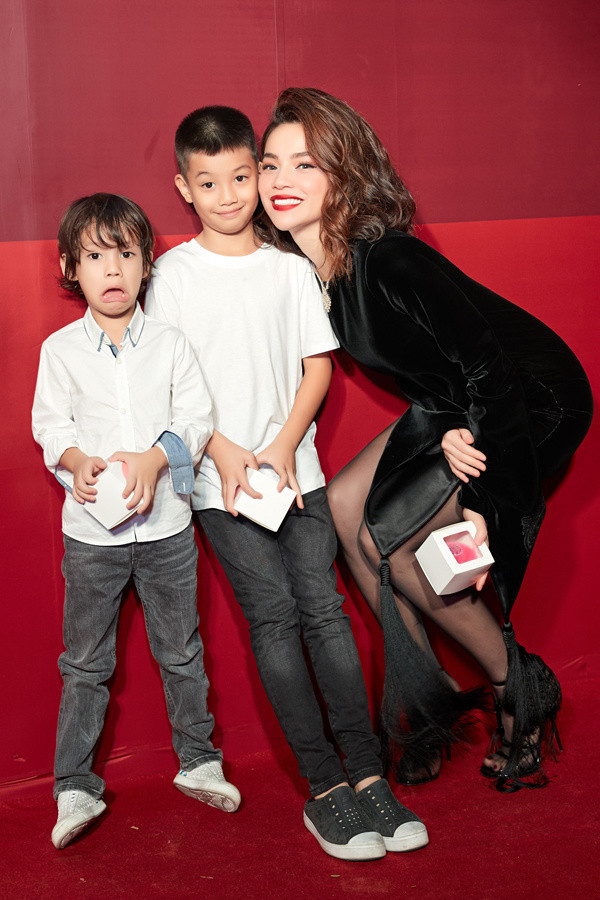 Hà Hồ nhận được nhiều lời khen từ cách giáo dục con. Sau khi ly hôn năm 2014, nữ ca sĩ và chồng cũ Cường Đô la cùng sát cánh chăm sóc Subeo. Ảnh: VNE.