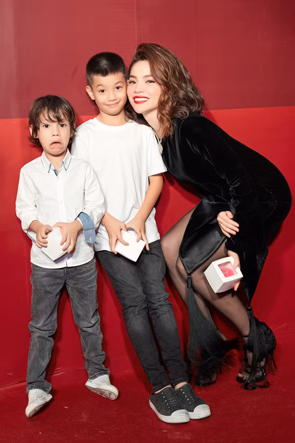 Hà Hồ nhận được nhiều lời khen từ cách giáo dục con. Sau khi ly hôn năm 2014, nữ ca sĩ và chồng cũ Cường Đô la cùng sát cánh chăm sóc Subeo. Ảnh: VNE.