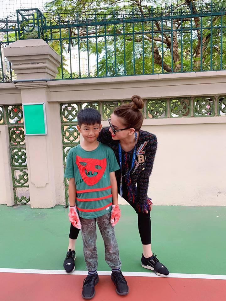 Trong bức thư Subeo gửi mẹ Hà Hồ, cậu bé dành tặng cho mẹ những lời chúc, hỏi thăm và động viên rất tình cảm: "Con chúc mẹ biểu diễn hay nhé! Con hứa sẽ ở với mẹ nhiều khi mẹ về nhà. Mẹ nhớ giữ gìn sức khỏe và ăn nhiều để béo phì để con ôm lúc mẹ về nha".