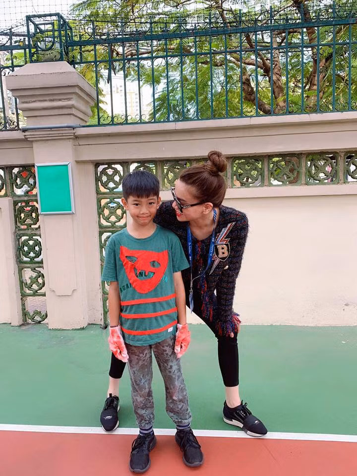 Trong bức thư Subeo gửi mẹ Hà Hồ, cậu bé dành tặng cho mẹ những lời chúc, hỏi thăm và động viên rất tình cảm: "Con chúc mẹ biểu diễn hay nhé! Con hứa sẽ ở với mẹ nhiều khi mẹ về nhà. Mẹ nhớ giữ gìn sức khỏe và ăn nhiều để béo phì để con ôm lúc mẹ về nha".