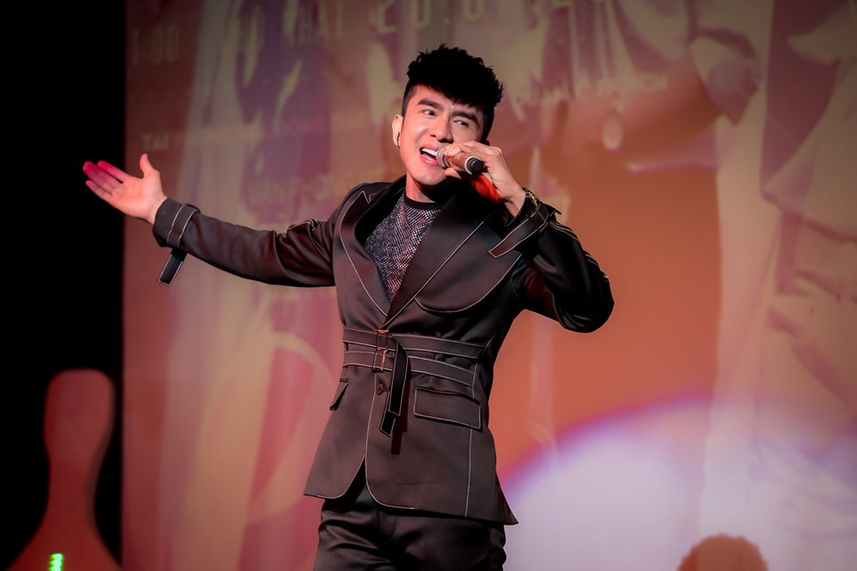 Sau hơn 20 năm đi hát, Đan Trường vẫn giữ phong độ cả ngoại hình lẫn giọng hát.