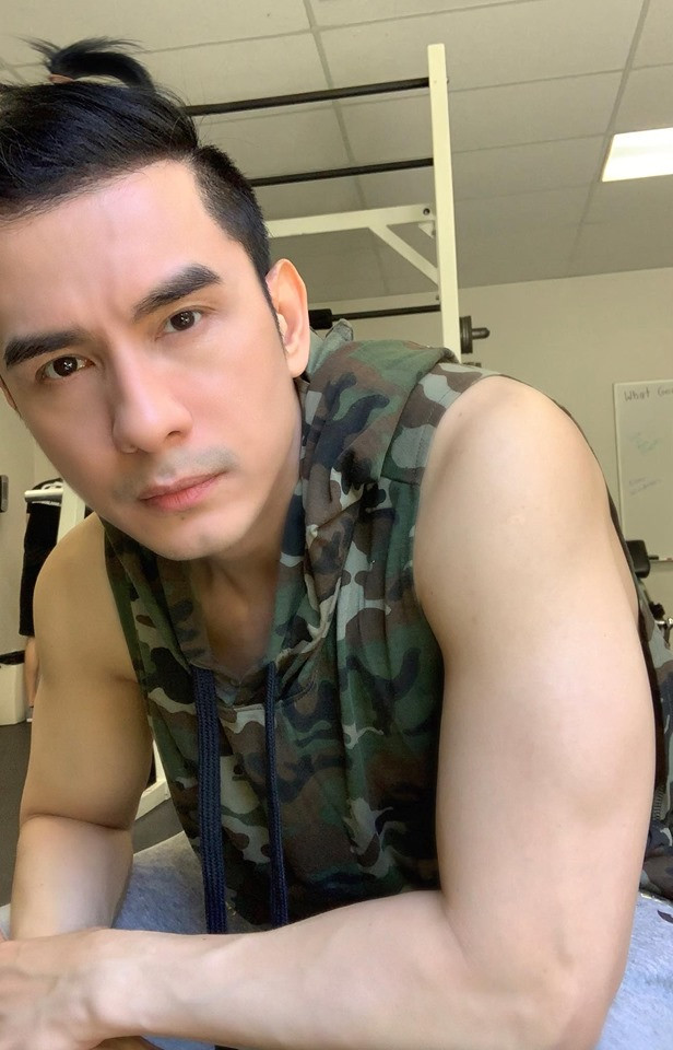 Ở tuổi 42, Đan Trường khiến trai trẻ cũng phải phát thèm vì vẫn giữ được ngoại hình trẻ trung, vạm vỡ, săn chắc và nam tính.