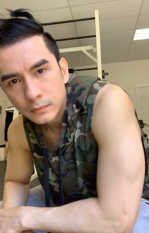 Ở tuổi 42, Đan Trường khiến trai trẻ cũng phải phát thèm vì vẫn giữ được ngoại hình trẻ trung, vạm vỡ, săn chắc và nam tính.