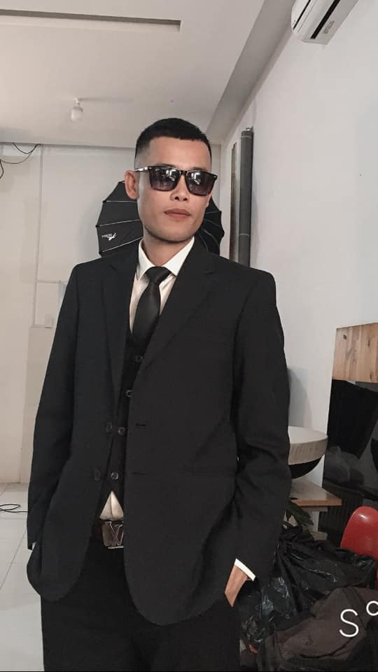 Sau 3 cuộc hôn nhân đổ vỡ, Hiệp Gà tuyên bố một mình nuôi hai con, con chung của anh với vợ cả và vợ ba. Trong bức ảnh mới nhất chia sẻ trên trang cá, anh hài hước tự nhận mình là "siêu mẫu tuổi 42" với ngoại hình tăng cân trông thấy.