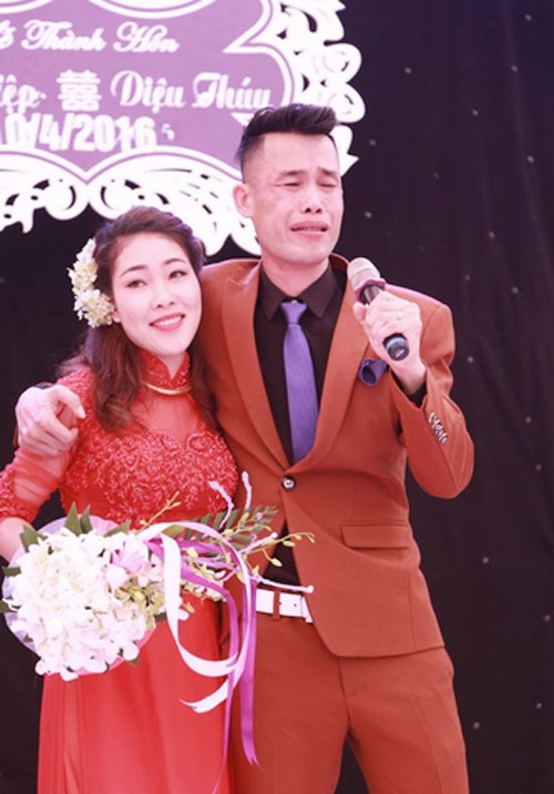 Sau ly hôn lần 2, Hiệp Gà còn trải qua một vài mối tình nhưng cũng không đi tới đâu. Sau đó, Hiệp Gà gặp và yêu Diệu Thúy. Cặp đôi làm đám cưới vào năm 2016 với lời khẳng định trong nước mắt "đây là đám cưới cuối cùng" của nam diễn viên hài. Ảnh: Soha.