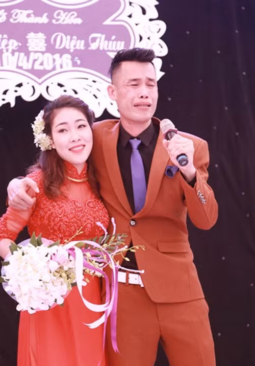 Sau ly hôn lần 2, Hiệp Gà còn trải qua một vài mối tình nhưng cũng không đi tới đâu. Sau đó, Hiệp Gà gặp và yêu Diệu Thúy. Cặp đôi làm đám cưới vào năm 2016 với lời khẳng định trong nước mắt "đây là đám cưới cuối cùng" của nam diễn viên hài. Ảnh: Soha.