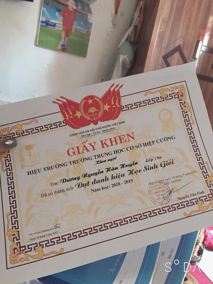 Ngoài thời gian dành cho công việc, Hiệp Gà thường xuyên đăng ảnh về hai "thiên thần" đáng yêu. Nam nghệ sĩ còn tự hào khoe thành tích học tập của cô con gái lớn. Ảnh: FBNV.