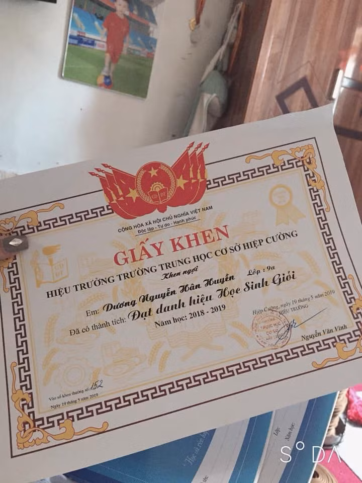 Ngoài thời gian dành cho công việc, Hiệp Gà thường xuyên đăng ảnh về hai "thiên thần" đáng yêu. Nam nghệ sĩ còn tự hào khoe thành tích học tập của cô con gái lớn. Ảnh: FBNV.