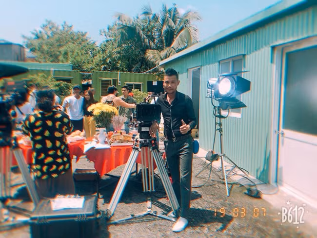 Hiện tại, Hiệp Gà tích cực chạy show để có thêm thu nhập lo cho hai con.