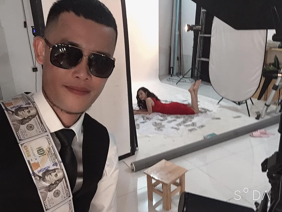 Nam diễn viên hài sau đó thanh minh cả hai chỉ là chụp ảnh "làm màu". Hiệp Gà và Yaya Trương Nhi thực chất đang cùng góp mặt trong một bộ phim.