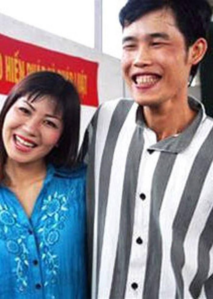 Hôn nhân của Hiệp Gà cũng ồn ào không kém khi anh được mệnh danh là nam nghệ sĩ "thay vợ như thay áo". Thanh Quý là người vợ đầu của Hiệp Gà. Cô luôn sát cánh bên nam diễn viên hài thời điểm anh vướng vòng lao lý. Tuy nhiên, khi ra tù, anh bất ngờ tuyên bố đã ly hôn. Ảnh: Giadinhxahoi.