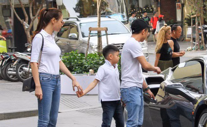 Doanh nhân phố núi và bạn gái gọi nhau là "vợ - chồng" khi livestream với khán giả. Người mẫu sinh năm 1989 cũng dành nhiều tình cảm cho con riêng của bạn trai và Hà Hồ.