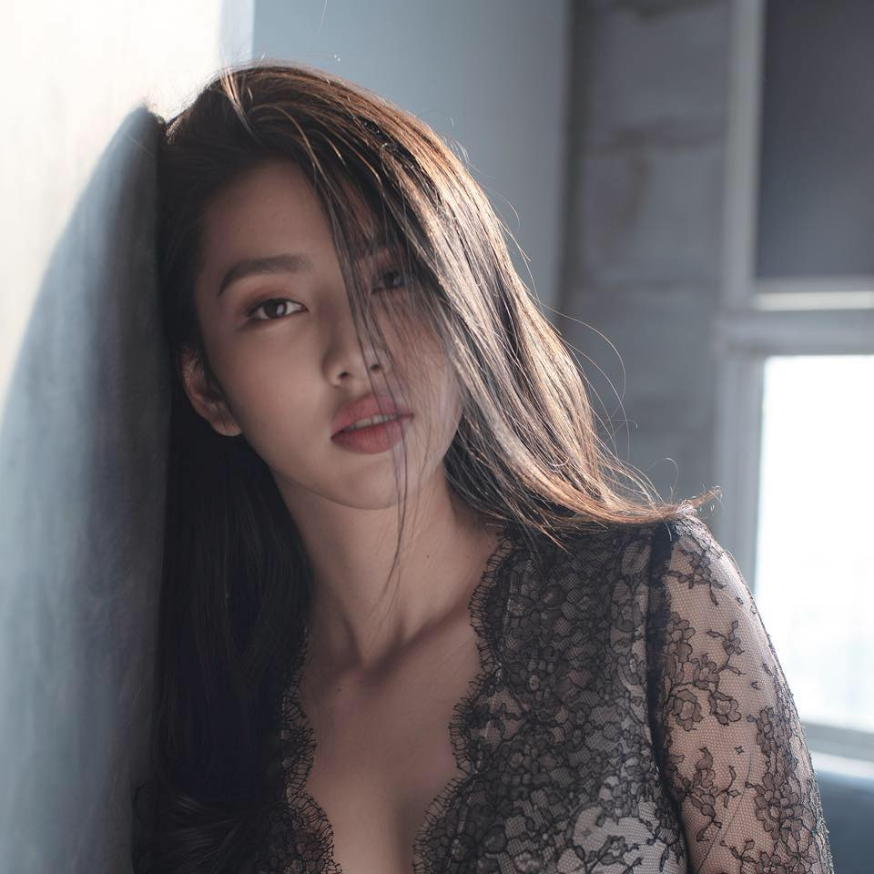 Thùy Tiên cũng từng là Á khôi Nam Bộ 2017 và có kinh nghiệm làm mẫu ảnh từ năm 18 tuổi.