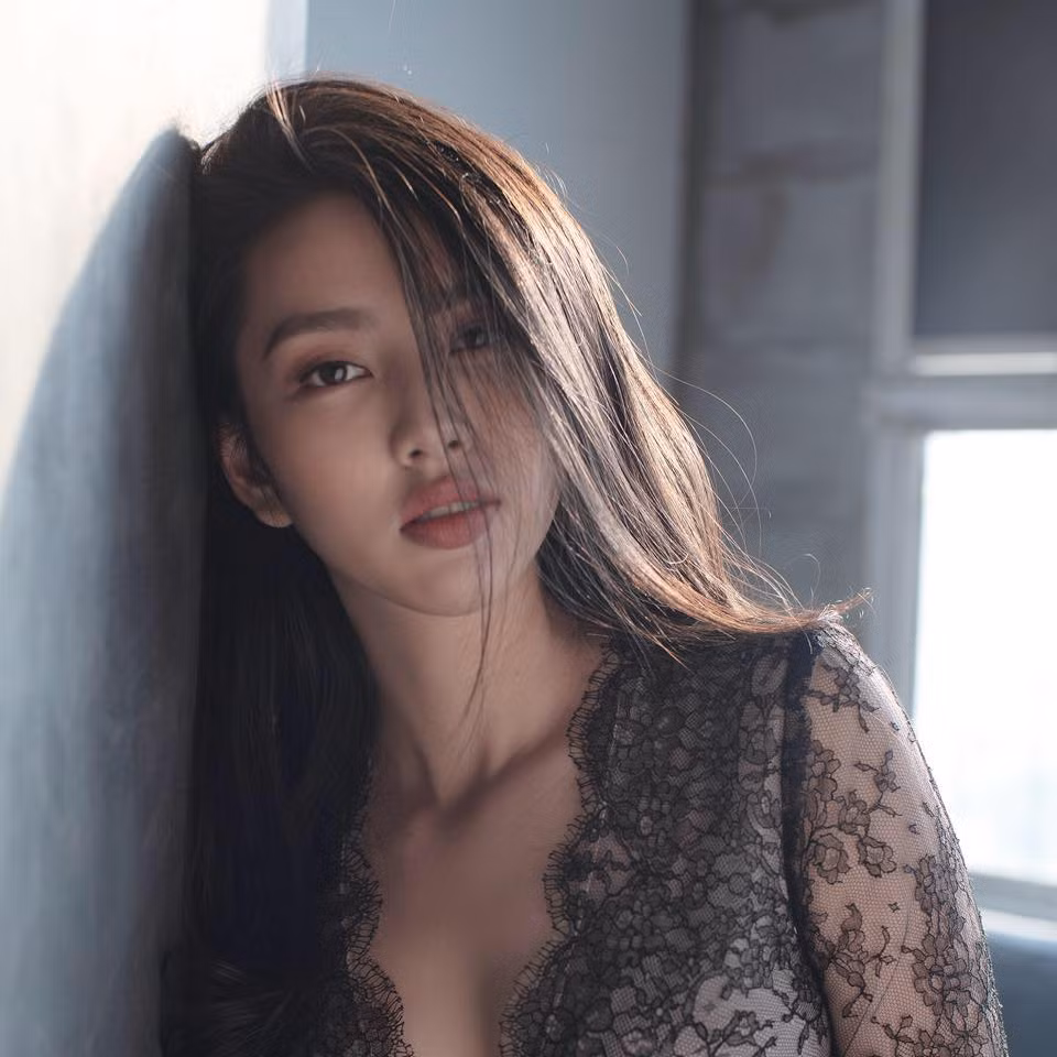 Thùy Tiên cũng từng là Á khôi Nam Bộ 2017 và có kinh nghiệm làm mẫu ảnh từ năm 18 tuổi.