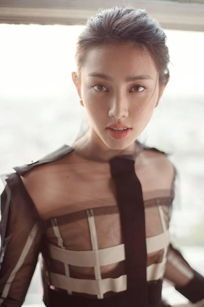 Chưa rõ thực hư nhưng lùm xùm bị tố "quỵt nợ" khiến người đẹp được đánh giá là thông minh, thông thuộc 2 ngoại ngữ này đang vướng phải khá nhiều lời xì xào, bàn tán. Ảnh: FBNV.