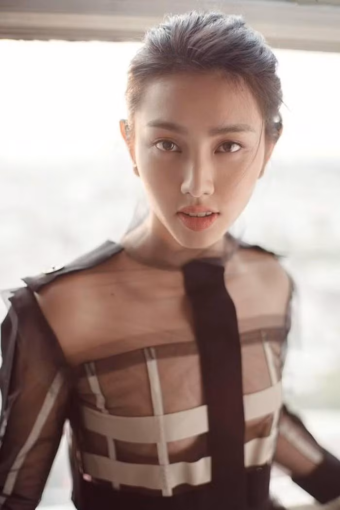 Chưa rõ thực hư nhưng lùm xùm bị tố "quỵt nợ" khiến người đẹp được đánh giá là thông minh, thông thuộc 2 ngoại ngữ này đang vướng phải khá nhiều lời xì xào, bàn tán. Ảnh: FBNV.