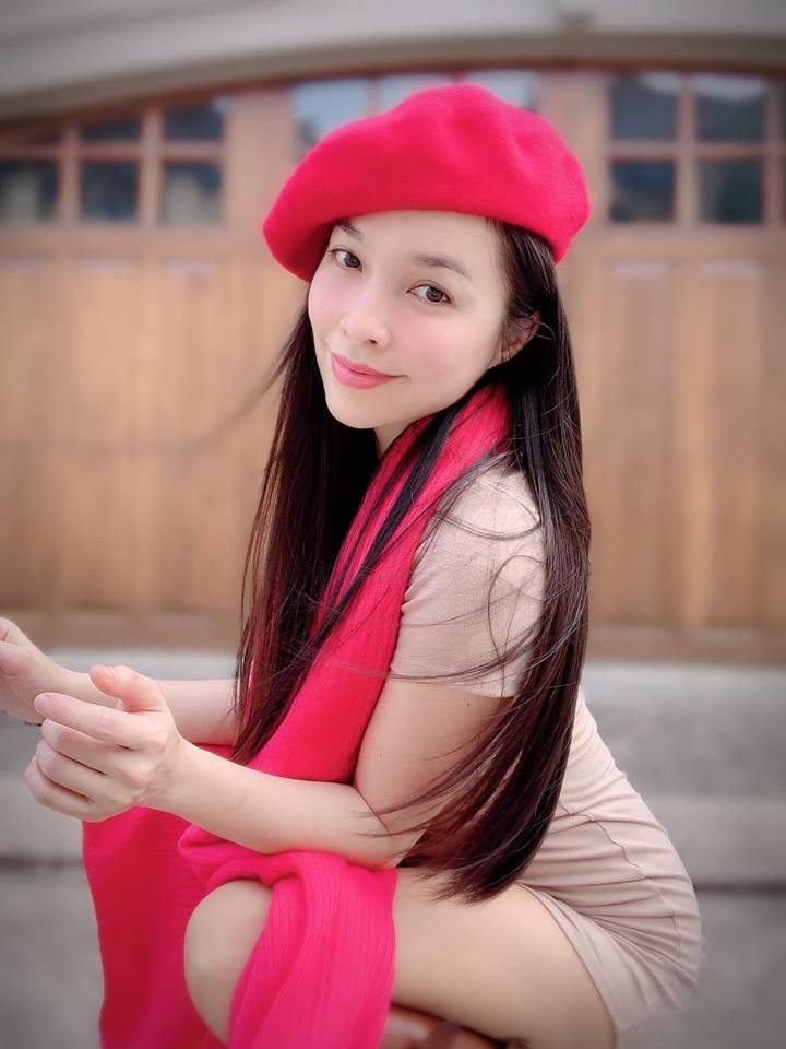 "Hôm nay của anh thế nào? Ngày không anh của em trôi qua lặng lẽ. Chỉ thắc mắc mỗi một điều rằng anh có cần em không? Khi đủ lớn người ta sẽ nhận ra điều khác nhau giữa em yêu anh vì em cần anh và em cần anh vì em yêu anh. Anh hôm nay vui không? Em vẫn không ngủ được cho đến giờ này. Vui hay buồn của em đặt trong tay anh, mặc anh có nói em yếu đuối. Lý trí quá, chắc gì đã yêu em. Phải không? Yêu chẳng màng cho ngày sau", Hiền Thục úp mở về người đàn ông bí ẩn ấy khiến cô yêu quên lý trí?