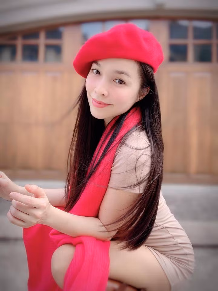 "Hôm nay của anh thế nào? Ngày không anh của em trôi qua lặng lẽ. Chỉ thắc mắc mỗi một điều rằng anh có cần em không? Khi đủ lớn người ta sẽ nhận ra điều khác nhau giữa em yêu anh vì em cần anh và em cần anh vì em yêu anh. Anh hôm nay vui không? Em vẫn không ngủ được cho đến giờ này. Vui hay buồn của em đặt trong tay anh, mặc anh có nói em yếu đuối. Lý trí quá, chắc gì đã yêu em. Phải không? Yêu chẳng màng cho ngày sau", Hiền Thục úp mở về người đàn ông bí ẩn ấy khiến cô yêu quên lý trí?