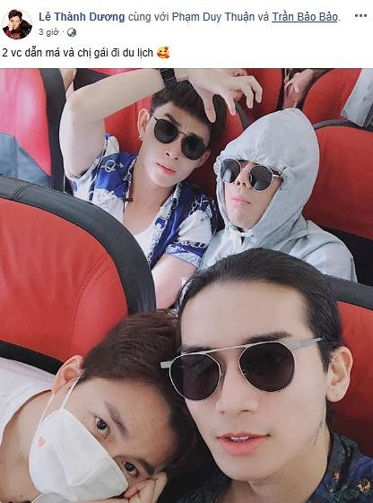 Mới đây, trên trang cá nhân của mình, chàng Bắp còn đăng ảnh tựa vai BB Trần đầy tình tứ cùng dòng chú thích: "2 vợ chồng má và chị gái đi du lịch", ngồi phía sau là Trấn Thành và một người bạn nữa.