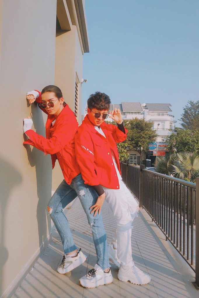 Đây là lần đầu tiên Ngô Kiến Huy vướng tin đồn yêu đồng giới sau mối tình kéo dài 8 năm với Khổng Tú Quỳnh tan vỡ.