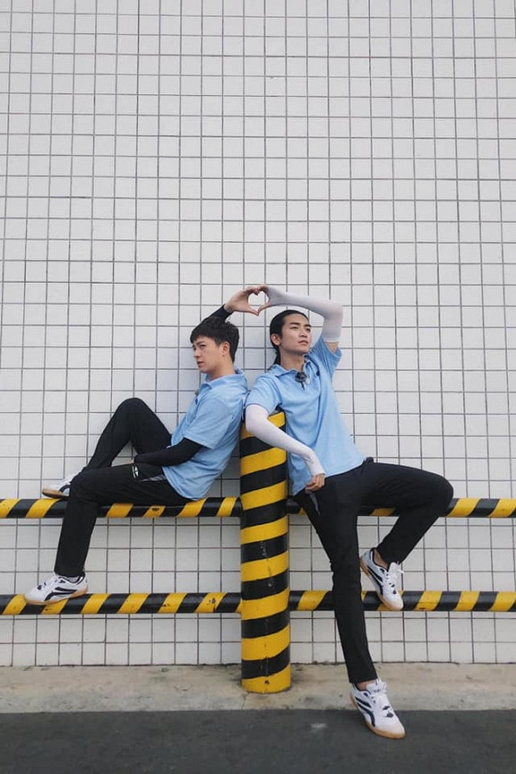 Chụp ảnh tạo dáng hình trái tim.