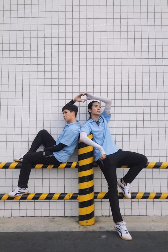 Chụp ảnh tạo dáng hình trái tim.